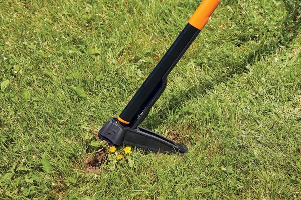 Fiskars 4-Claw Weeder 39 Inch, Black/Orange (339950-1001) - Image 3